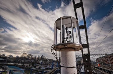 Capteur d’auscultation installé pour le suivi structurel d’un ouvrage d’art.