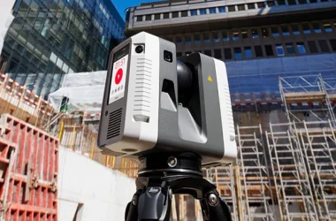 Scanner 3D terrestre et mobile en action, capturant des données précises et détaillées pour la modélisation et l'analyse des environnements complexes.